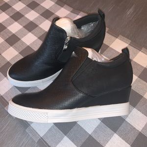 Wedge sneaker